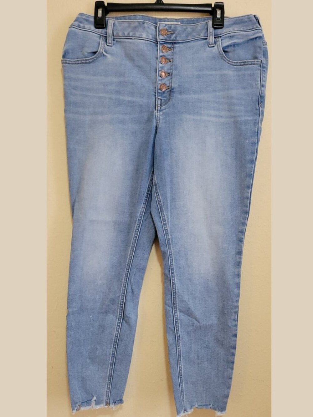 Maurices Light Wash Jeans Size L Short